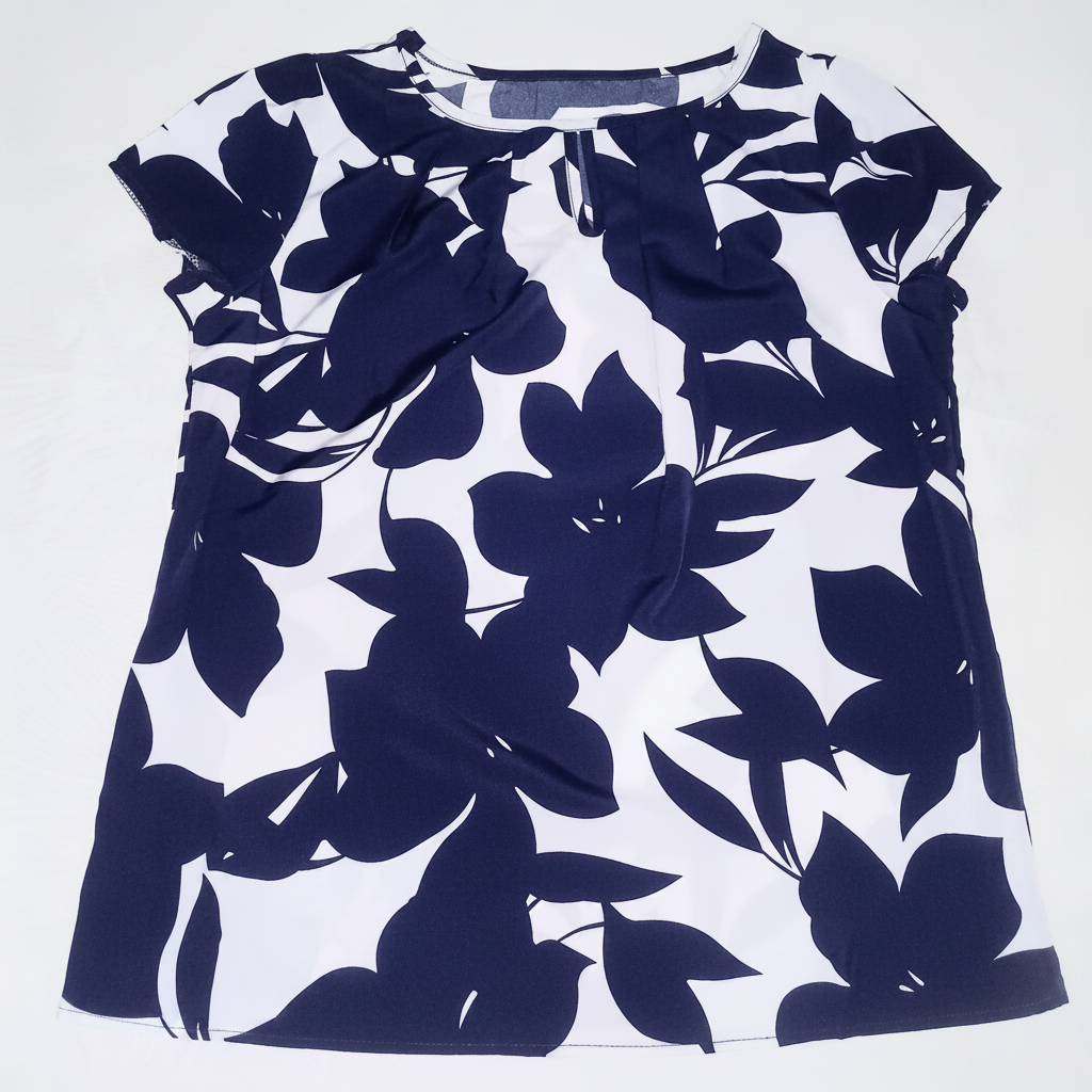 Camisa casual con estampado de hojas. Talla M
