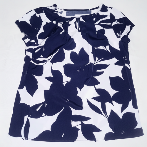 Camisa casual con estampado de hojas. Talla M