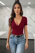 Top de manga corta con cuello en V a rayas de moda. Color roja. Talla L