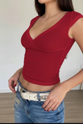 Camiseta ajustada manga corta con cuello en V. Talla L