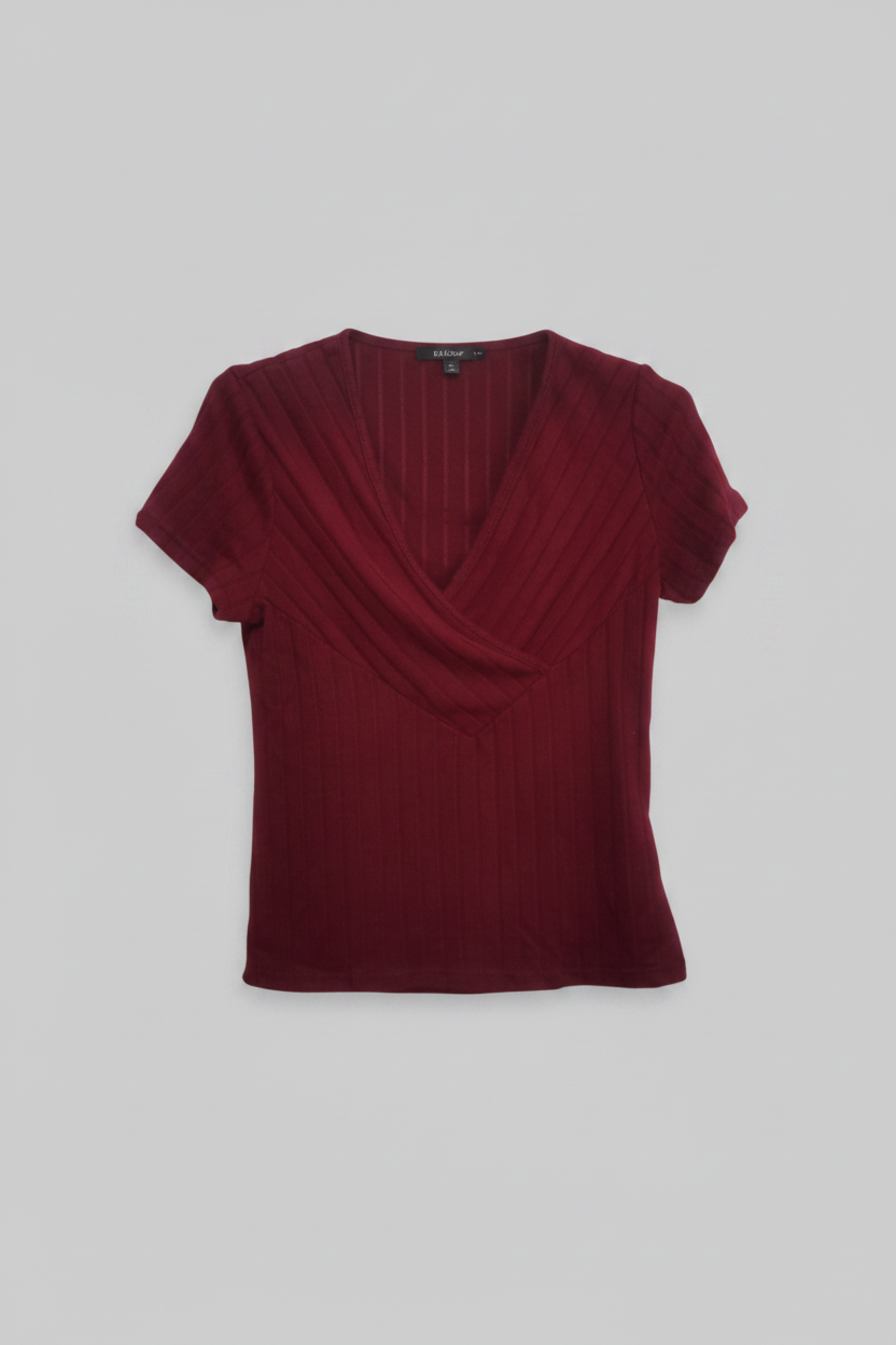 Top de manga corta con cuello en V a rayas de moda. Color roja. Talla L